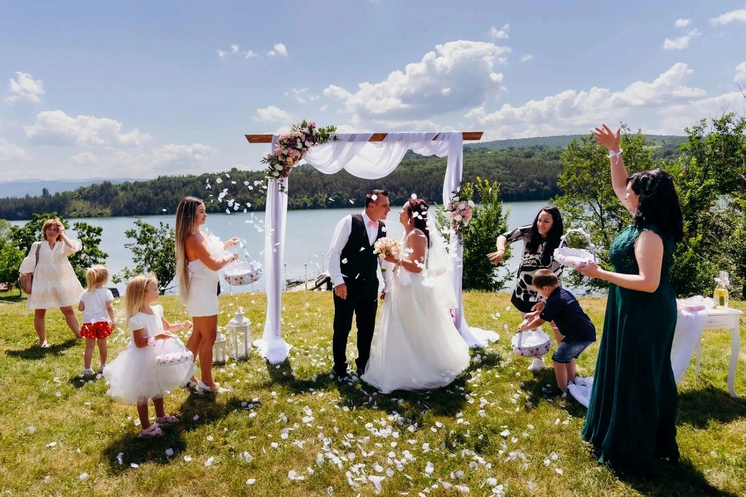 ватбена украса на брега