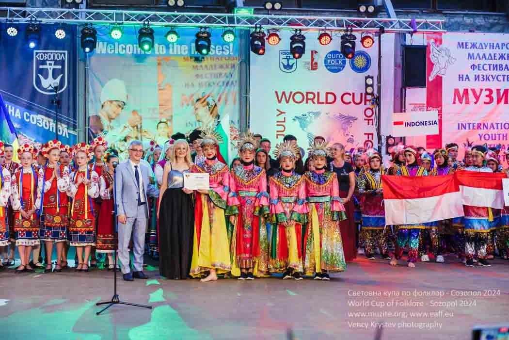 219-awarding-participants-in-world-cup-of-folklore-sozopol-2024-9-17681009291567.jpg