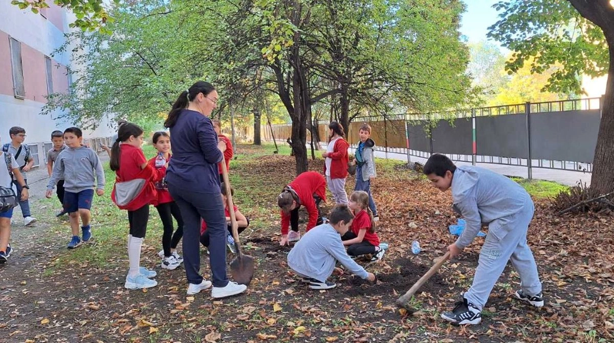 Еко-приключенци: Превръщаме отпадъците в цветна градина