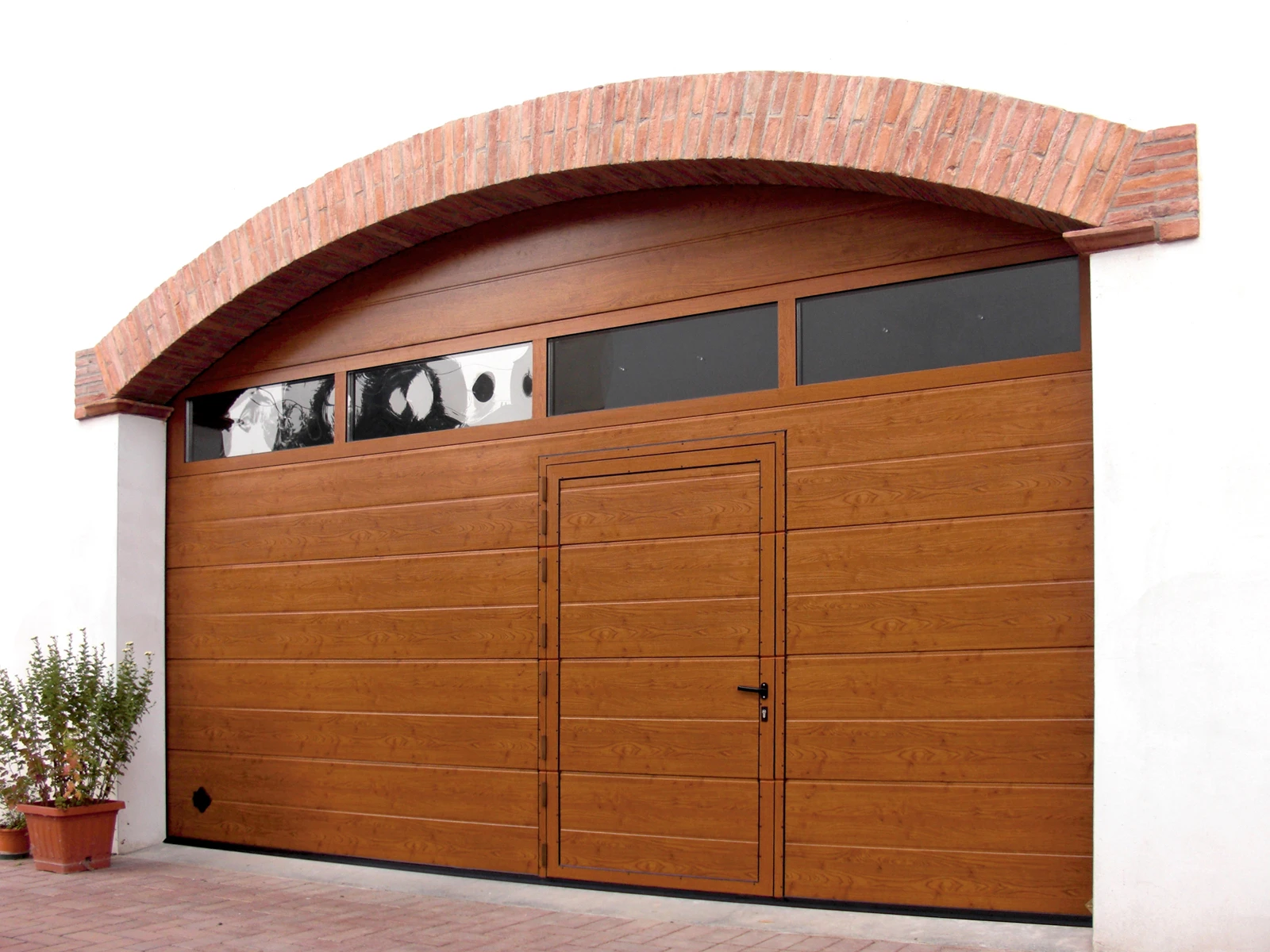 221-portone-sezionale-da-garage-cupis---simil-legno-quercia-porta-pedonale-ribassata-17676892269603.jpg