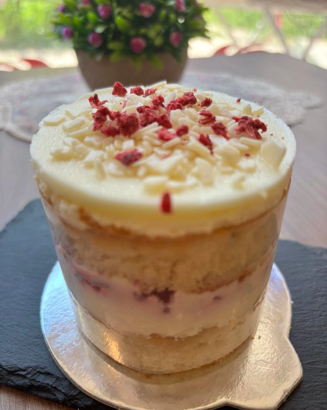 Мини торта Бяла Лейди с йогурт крем, малини и бял шоколад &ndash; Nibbles of Sins Варна