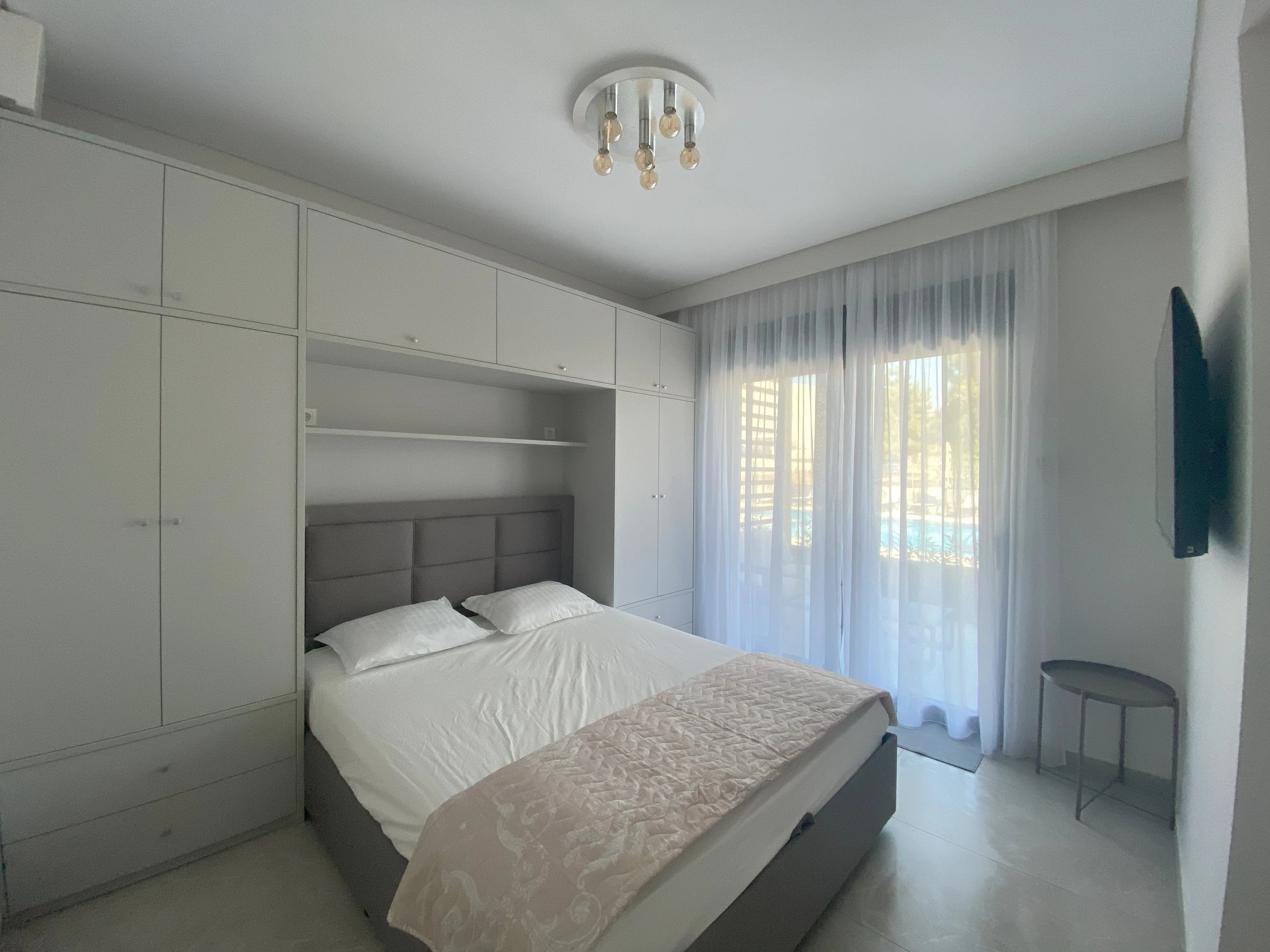 Bedroom with queen size bed