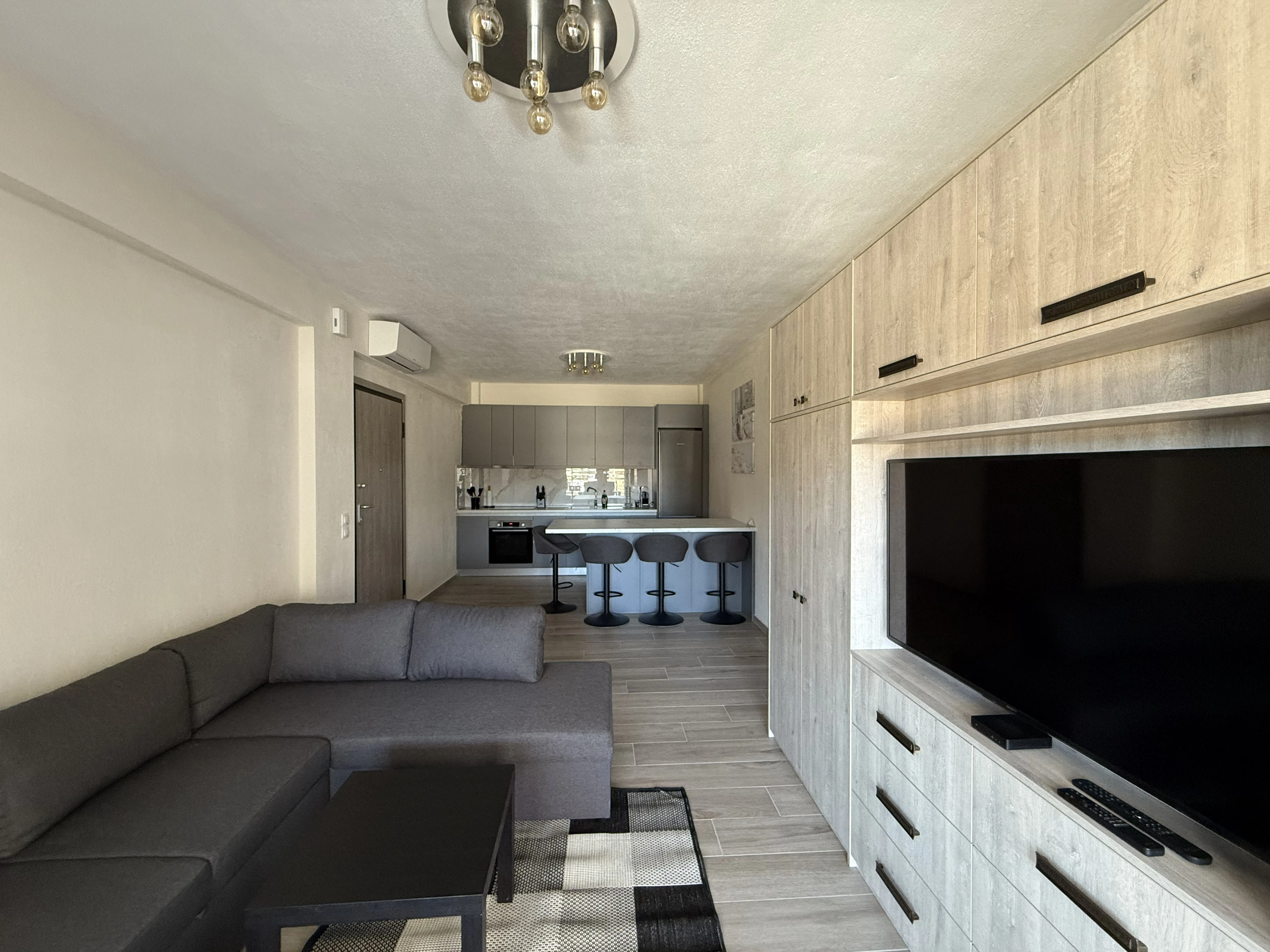 445-living-room-1-17815406807417.jpg