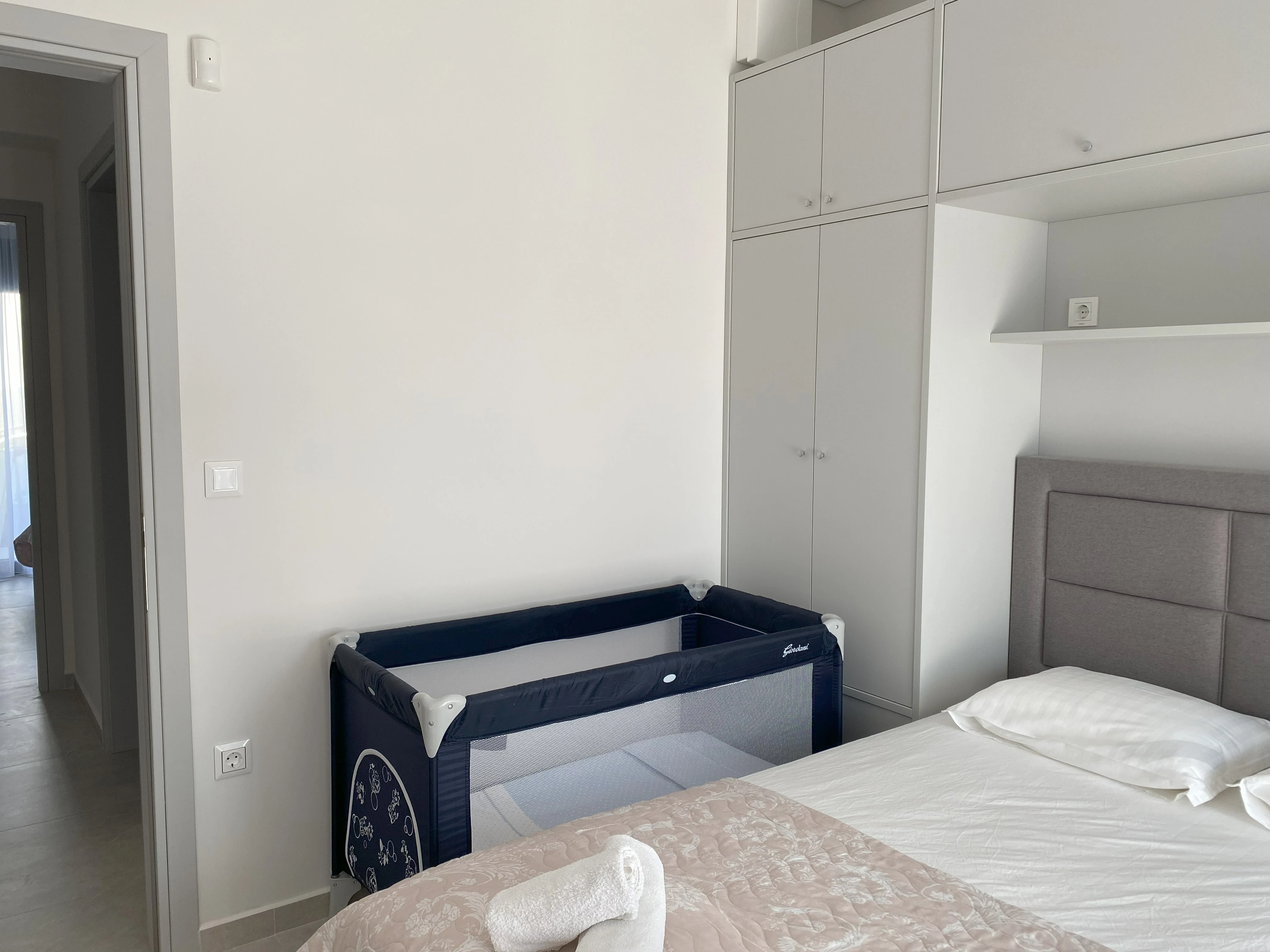 929-bedroom-with-cot-17050605393194.jpg