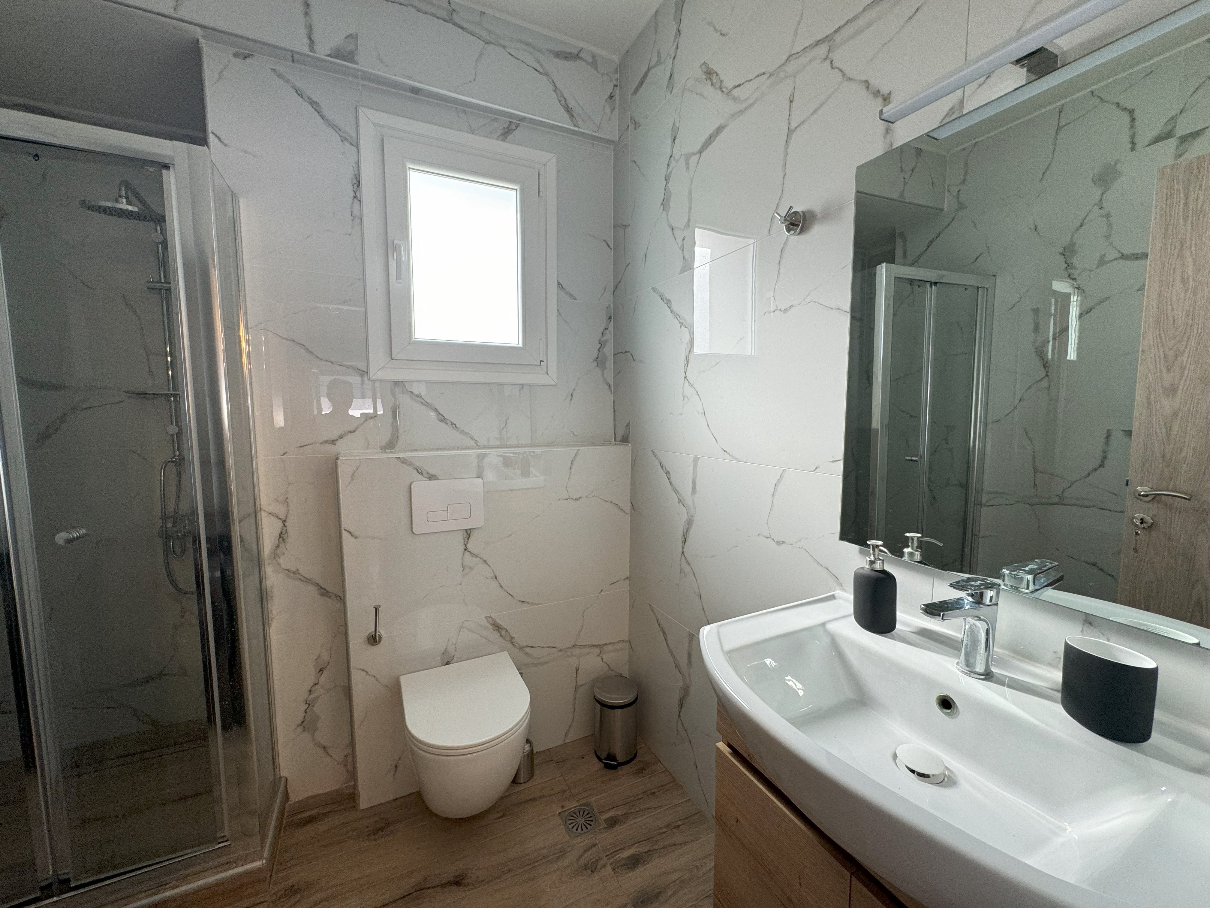 984-bathroom1-1717583606714.jpg
