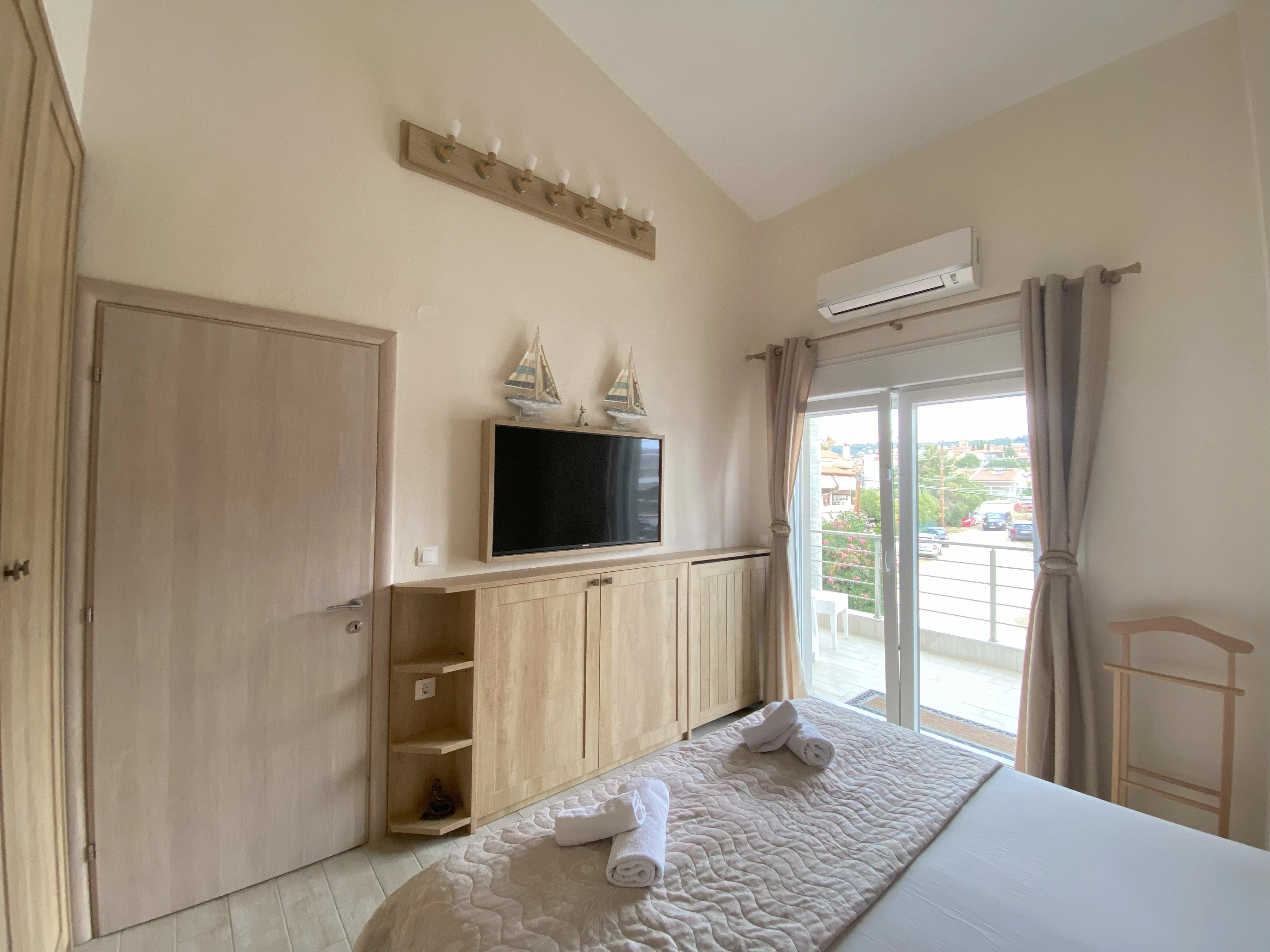 996-master-bedroom1-17176682395453.jpg