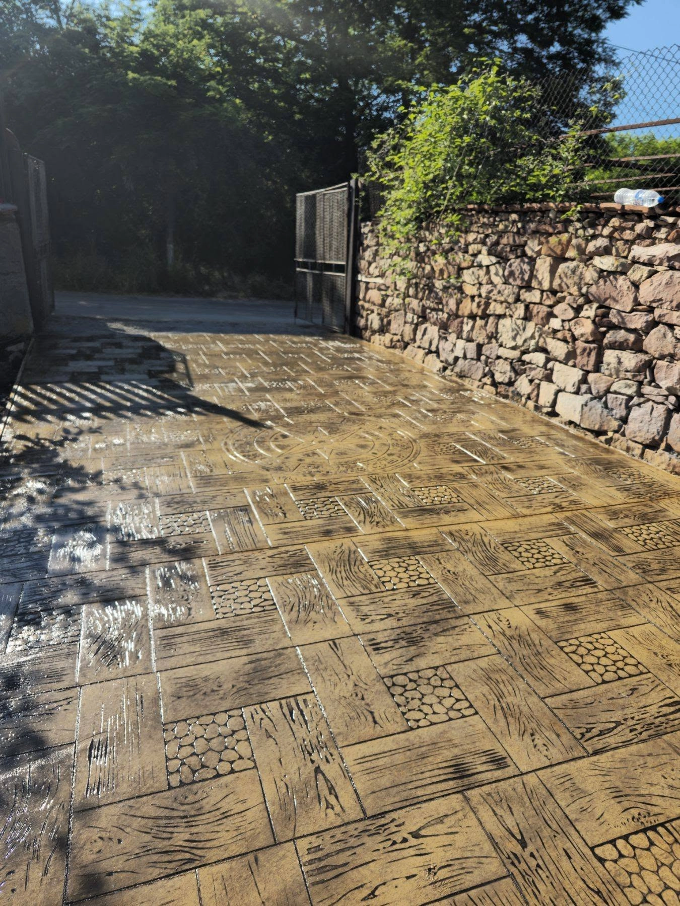 Защо щампованият бетон е най-добрият избор за вашия двор и алея?