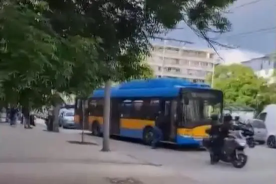 Моторист потроши врата на тролей и нападна водача в центъра на София  