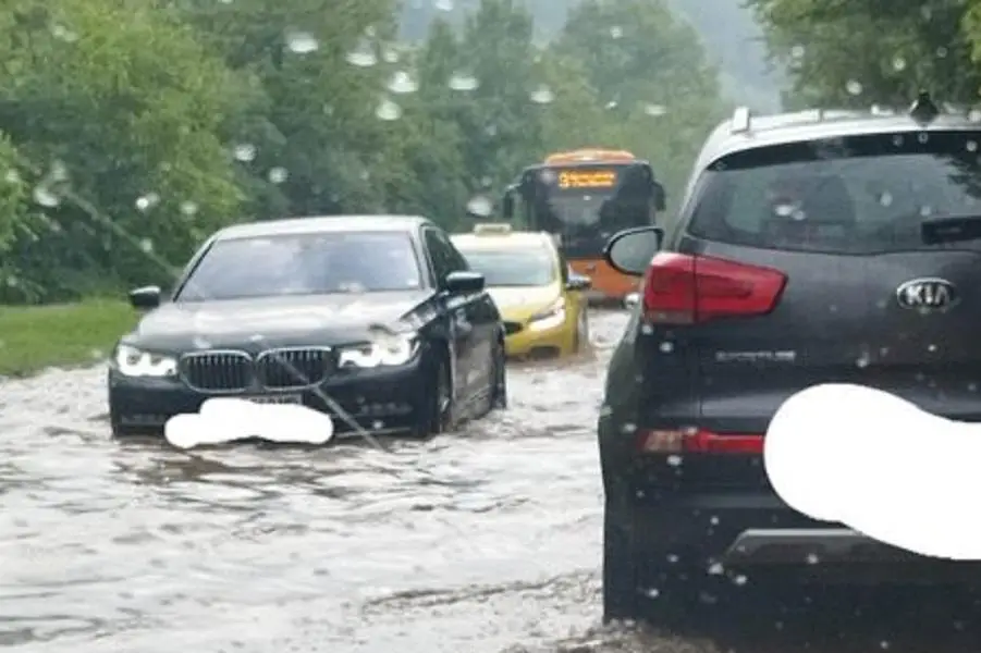 Буря наводни пътя между Кокаляне и Панчарево  