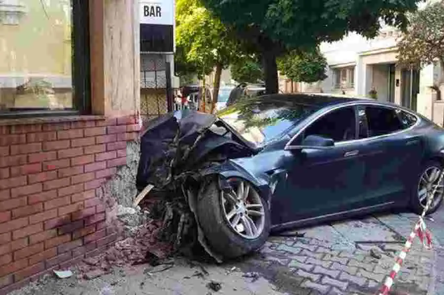 Година след катастрофата: Шофьор на Тесла, която се заби в заведение в София, още се издирва  