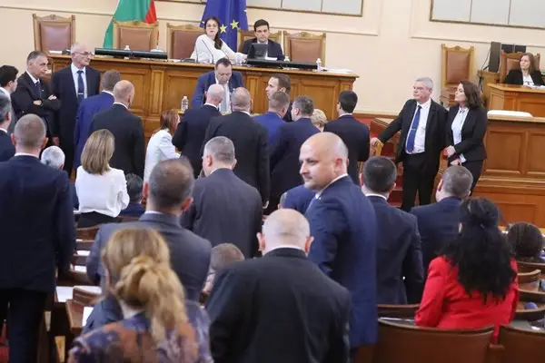 Окончателно: Депутатите светкавично прекратиха концесията на "Лукойл"