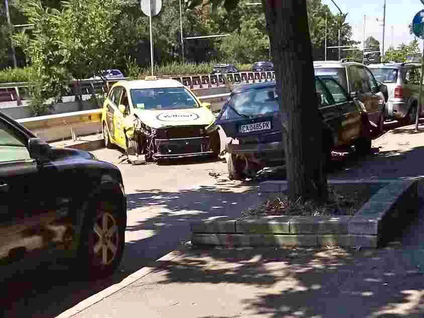 Такси помете четири коли в локалното на "Цариградско"