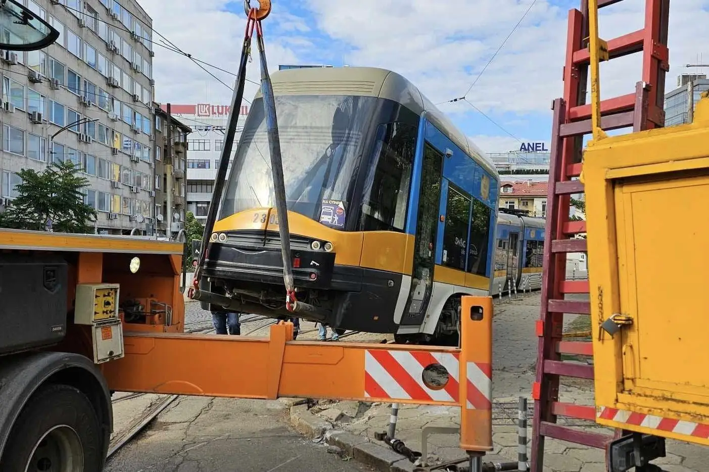 Трамвай 7 дерайлира до пл. Възраждане в София  