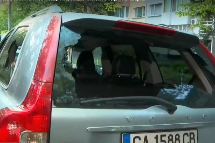 Кола на лекар стана жертва на война за паркоместа в столичния "Лозенец"  