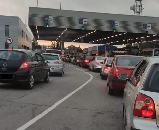 Интензивен е трафикът на част от граничните пунктове със Сърбия, Румъния и Турция