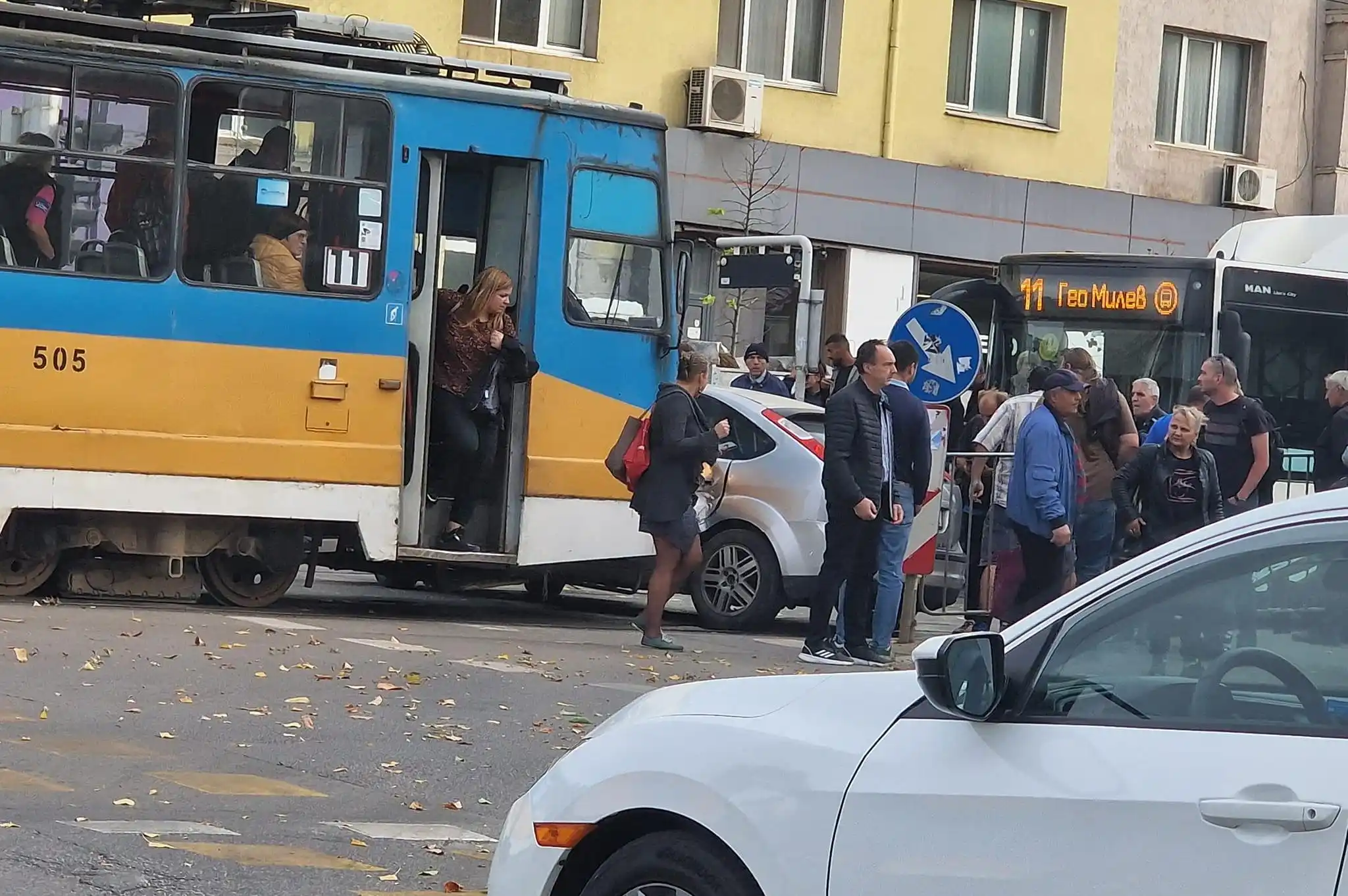 Баба и внуче на косъм от трагедия при катастрофата на трамвай и кола на "Т. Александров"  