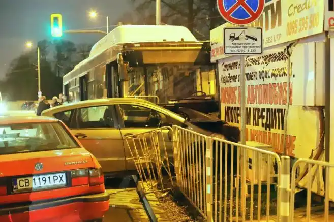 Автобус помете три коли и два павилиона в София, има ранени