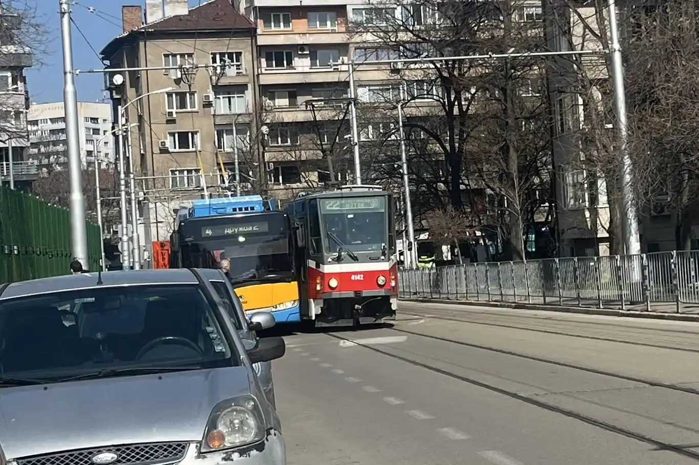 Тролей и трамвай се удариха на столичната ул. Кракра  