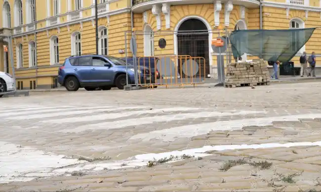 Премахват металните профили на ремонтирания участък от жълтите павета в София