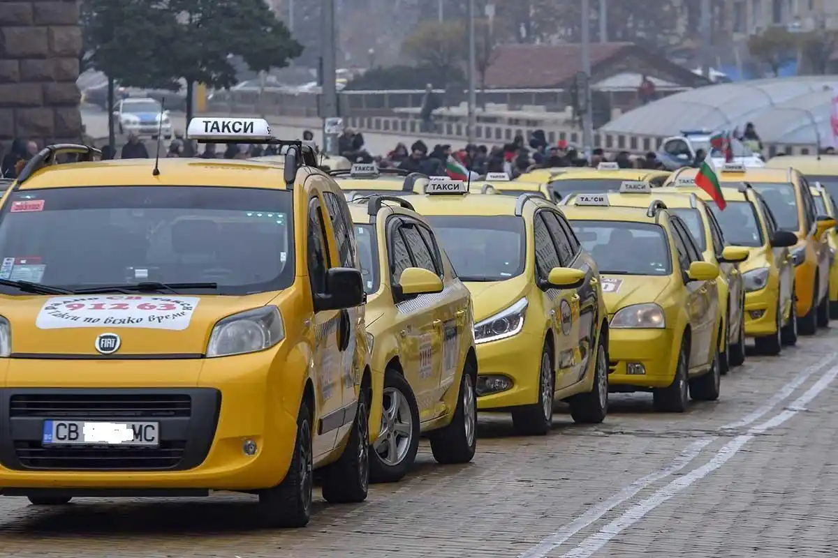 Такситата в София излизат на безсрочен протест: Кметът излъга, че е разговарял с нас  