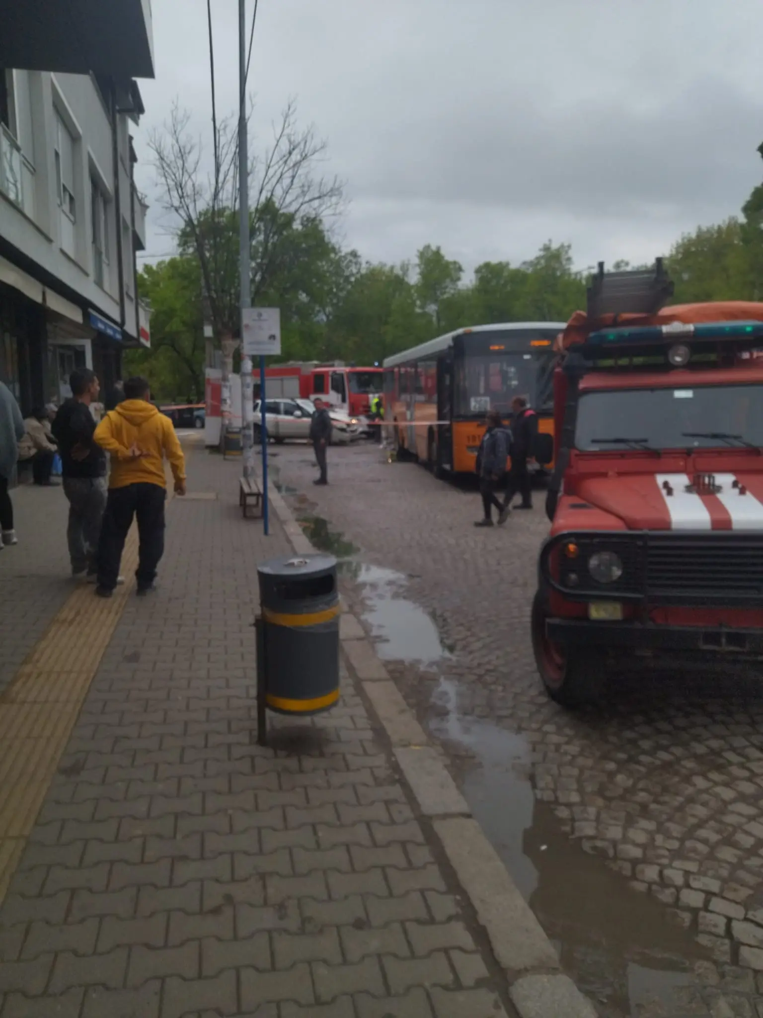 Нова жестока катастрофа в София, човек е под автобус на градския транспорт