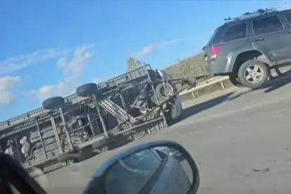 Платформа с автомобили се обърна на Северната скоростна тангента  