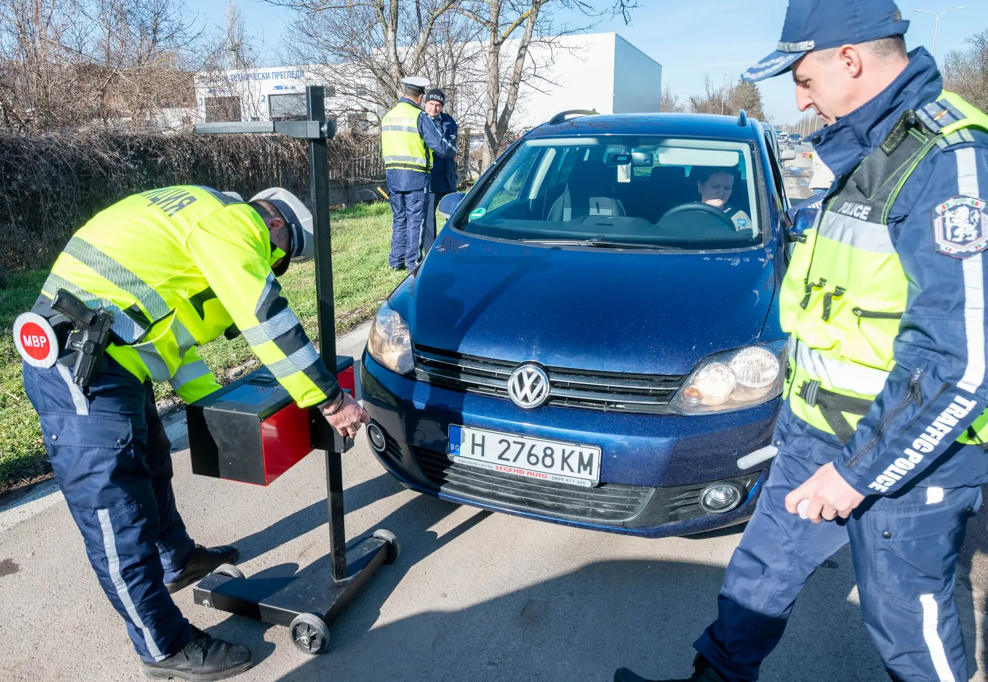Погнаха водачите за заслепяващи фарове! Глобата е