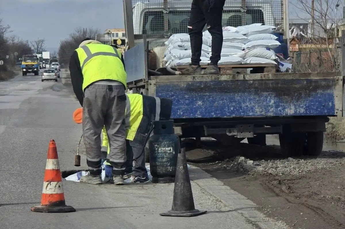 Тампонират дупките по столичния бул. Ломско шосе  