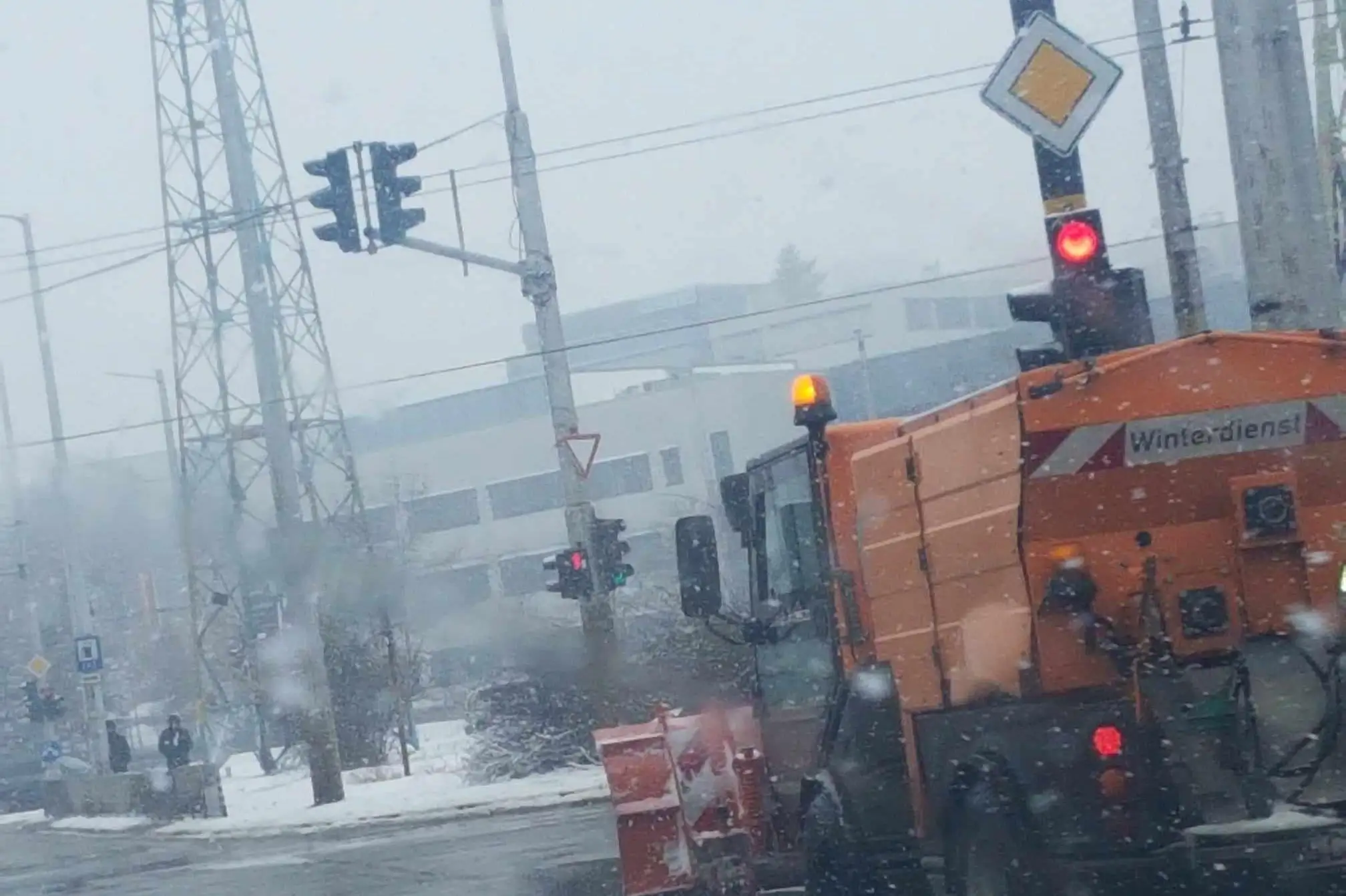 23 снегопочистващи машини работят на територията на София, градският транспорт се движи по график