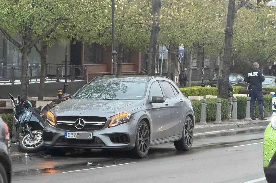 38-годишен моторист е в безсъзнание при сблъсък с кола при Софийския университет