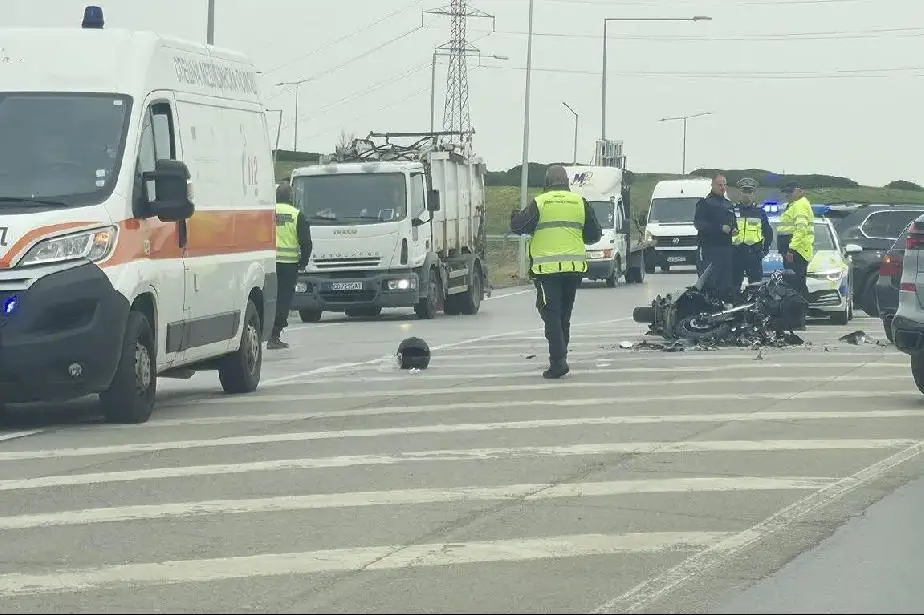 Моторист е със счупен крак при катастрофа на кръговото на Люлин