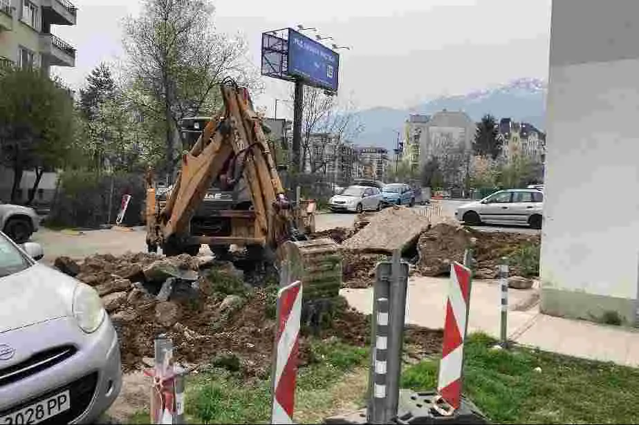 Ремонтират тротоари и изграждат нови паркоместа в столичния Триадица