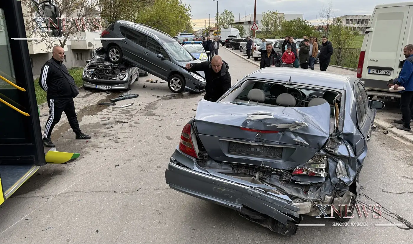 Дрогиран шофьор на автобус помете 4 коли