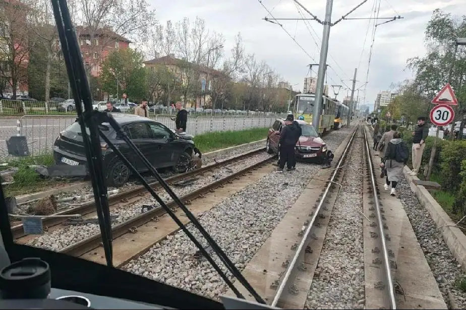 Две коли изхвърчаха върху релсите при спирка "Хиподрума"