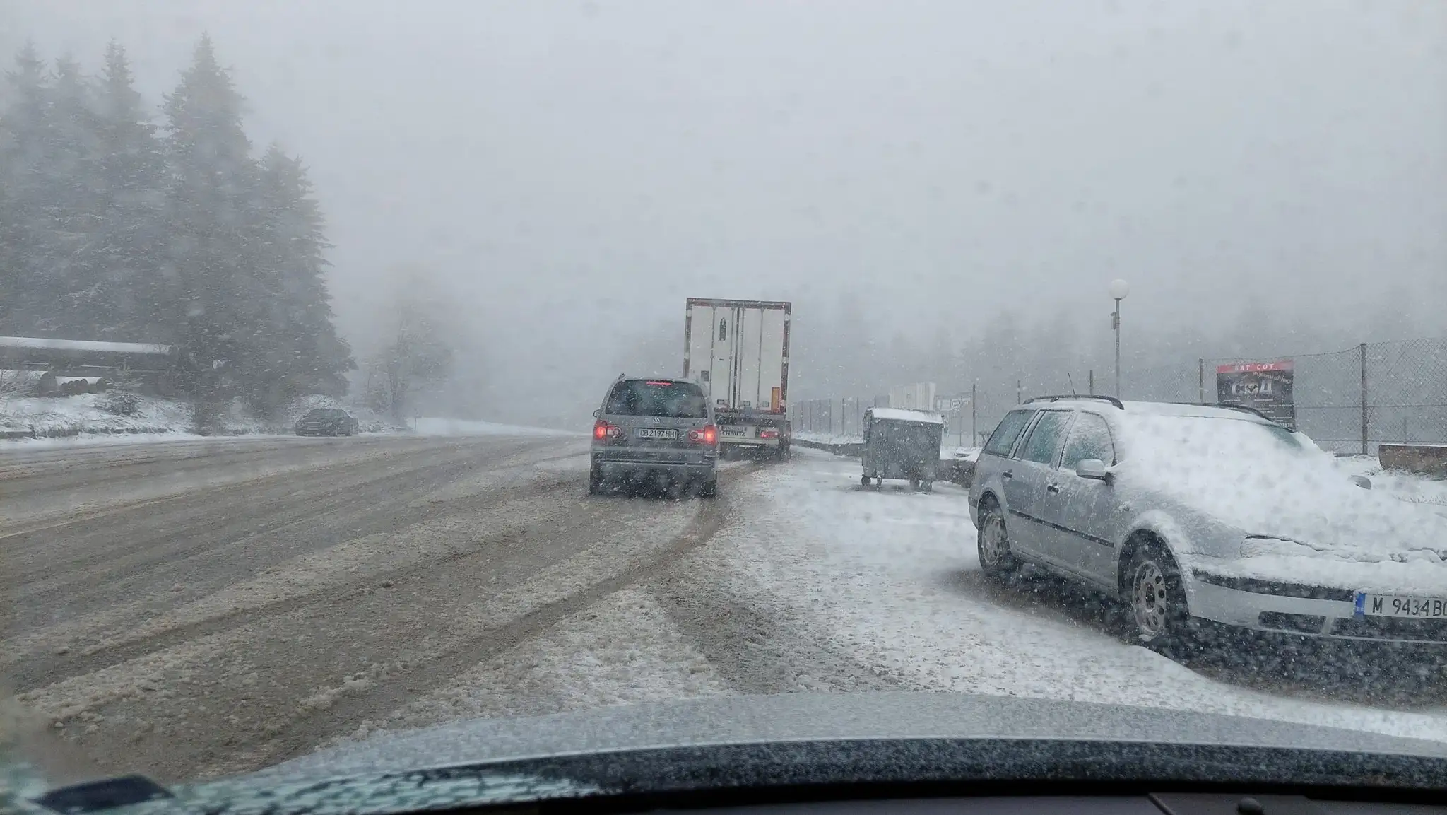 Сняг на Петрохан на 30 април: Пуснати са снегорини, шофьорите да внимават