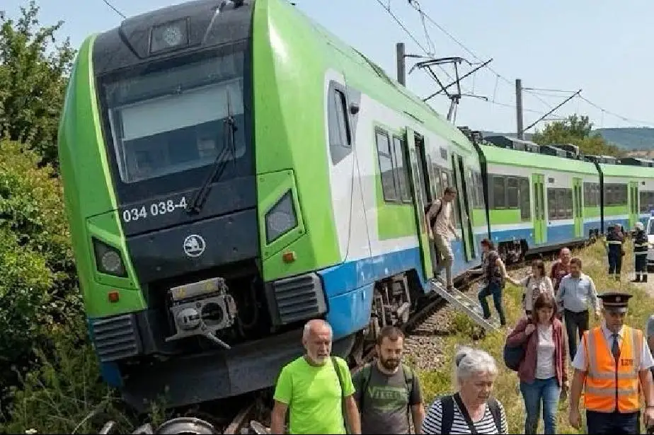 Авария с пътнически влак 50280 