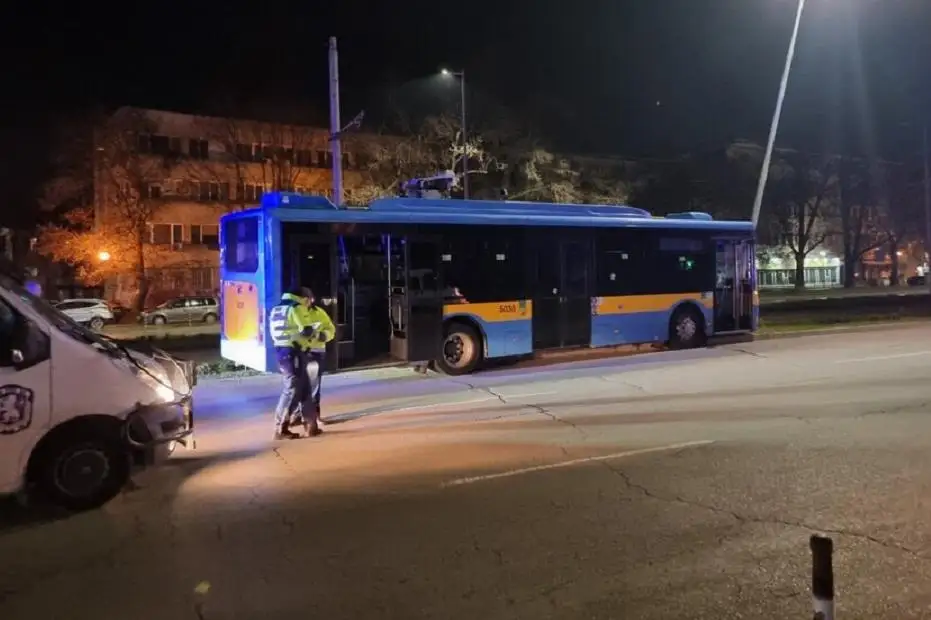 Водач на електробус почина, докато шофираше в София