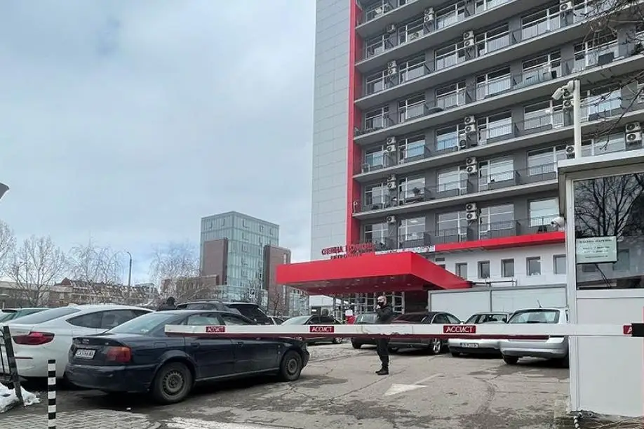 Мисия невъзможна е паркирането около болниците в София  