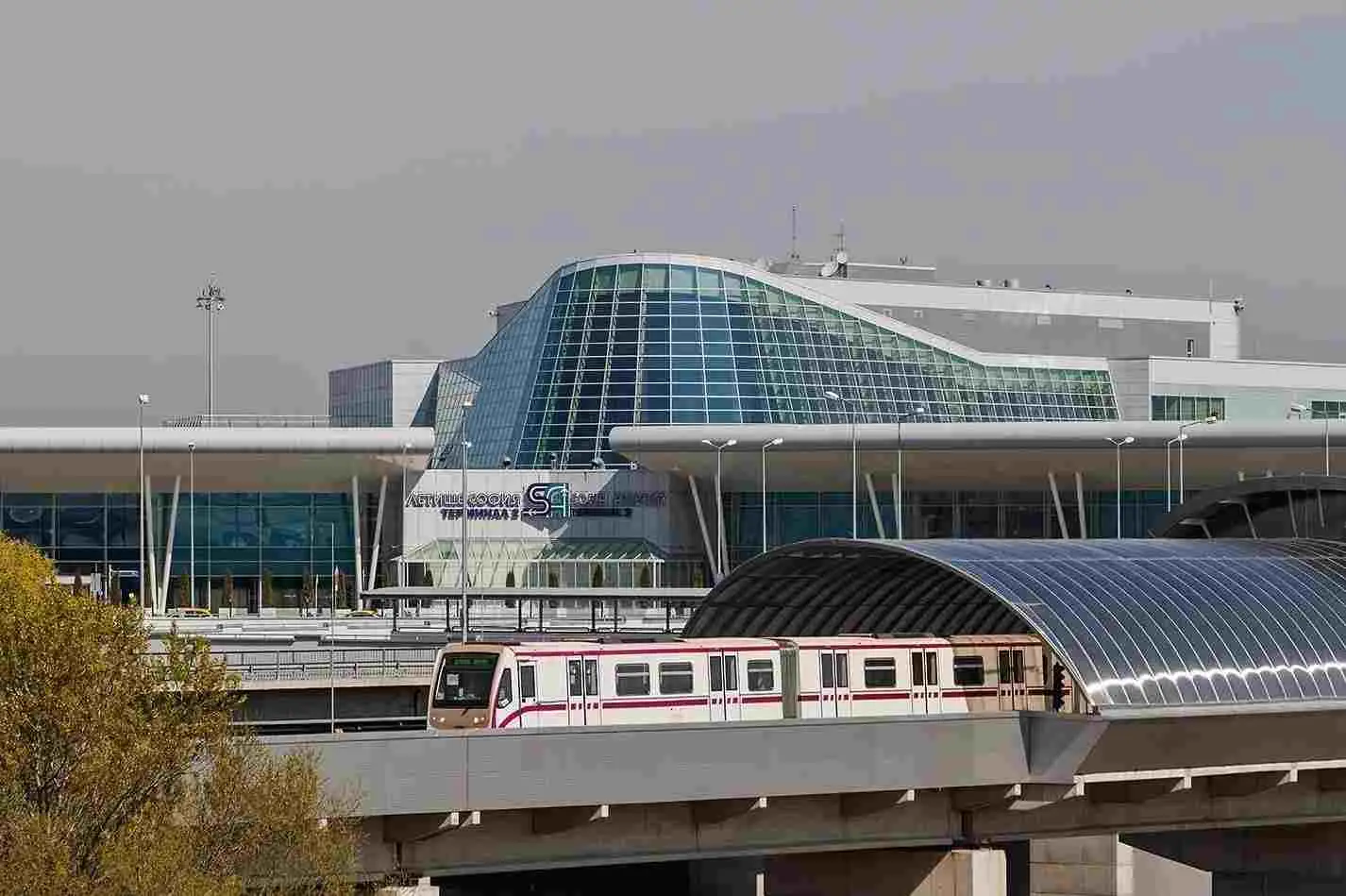 Вицепремиерът Караджов: Летище София да плаща пълната концесионна такса от 2026 г.  