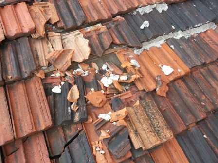 Счупени керемиди покрив