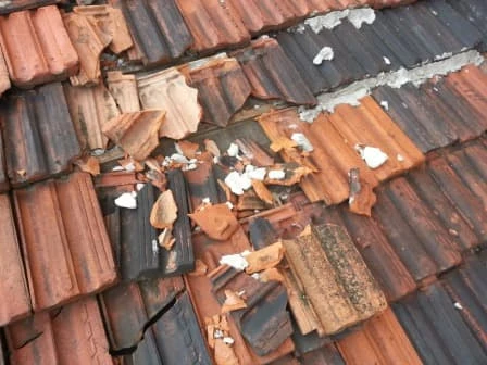 Оглед на повреден покрив преди ремонт