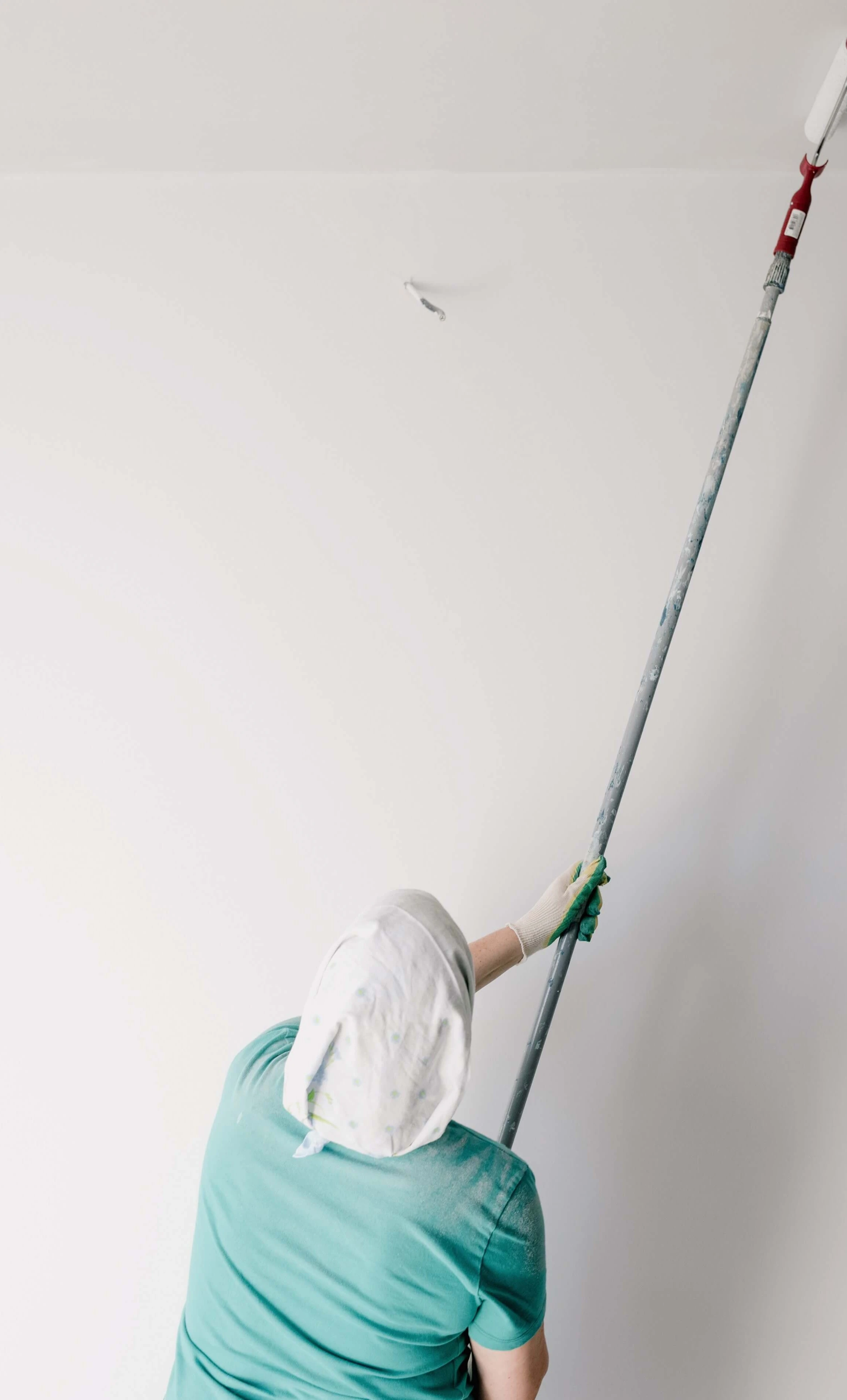 домашен майстор боядисва стена на апартамент при стоителен ремонт в плодив
