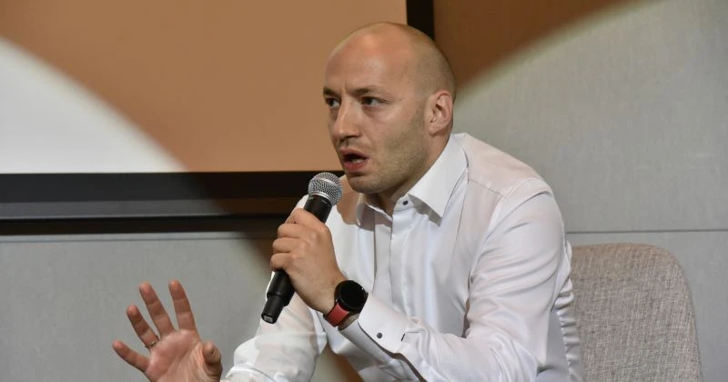 Димитър Ганев, политолог: Младите не търсят покана за снимка, а място на масата
