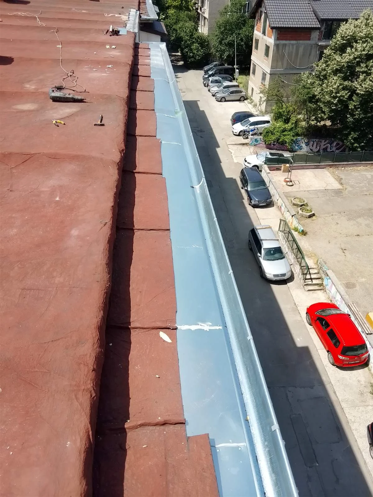 Монтаж на улуци с надулучна пола на ламаринен покрив