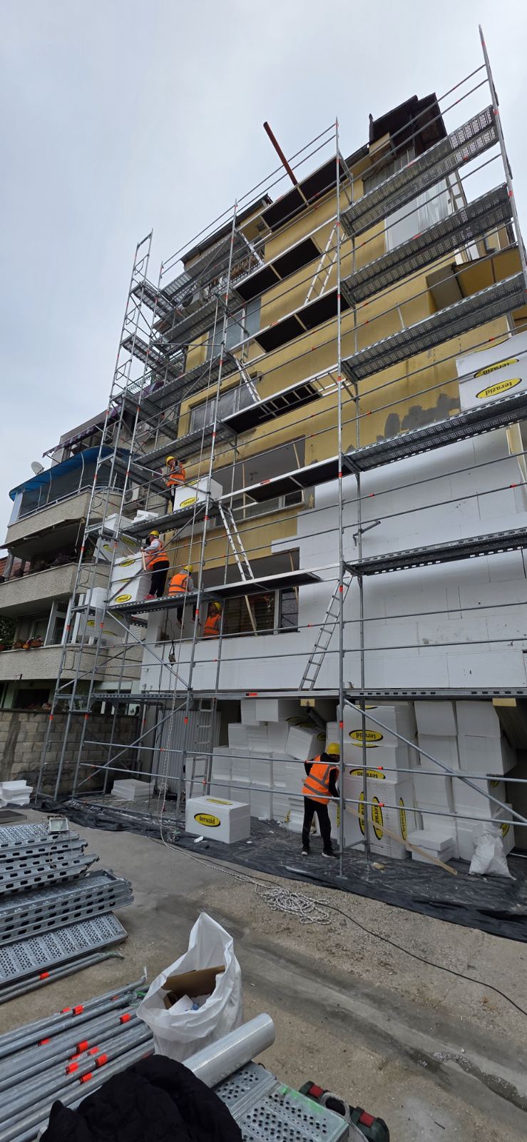 Фасадни рамкови скелета Layher под наем за къщи и блокове (copy)