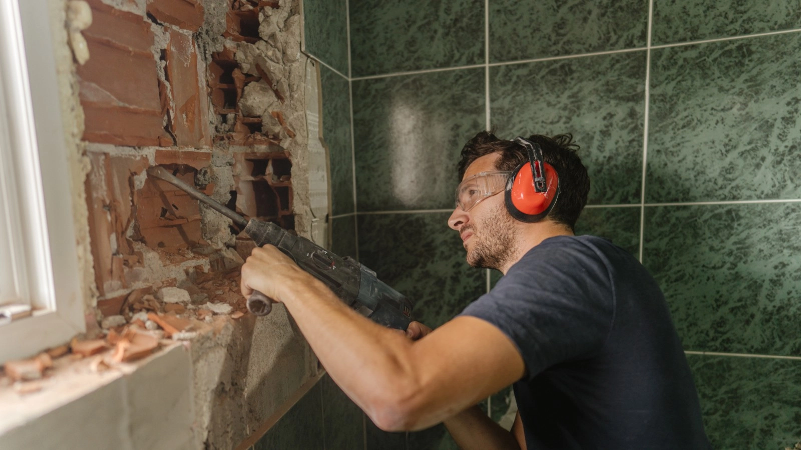 МАЙСТОР ЗА ПОСТАВЯНЕ НА ПЛОЧКИ В БАНЯ