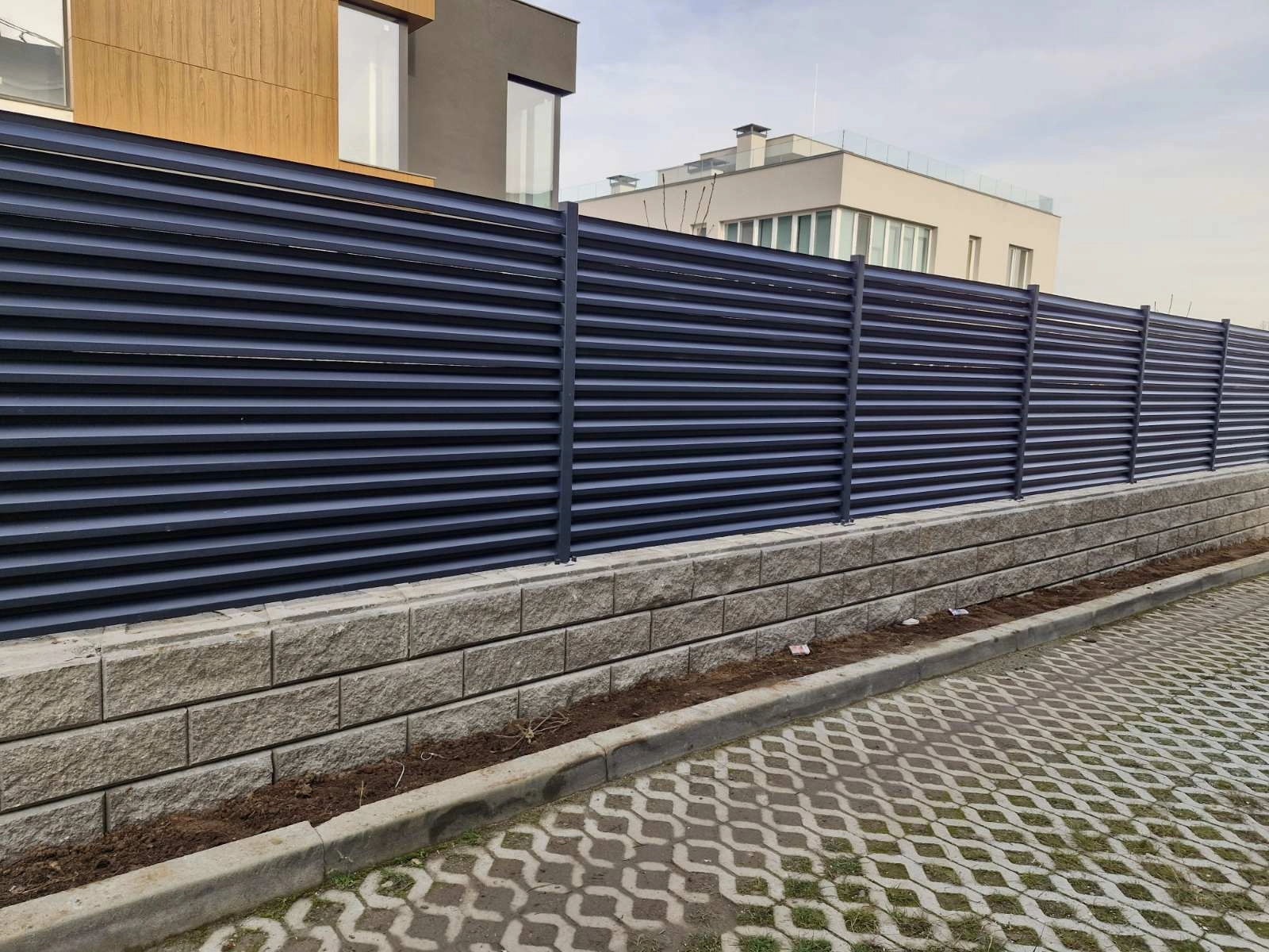 МОДЕРНА ОГРАДА ТИП ЩОРА ( МЕТАЛНИ ЛАМЕЛИ)