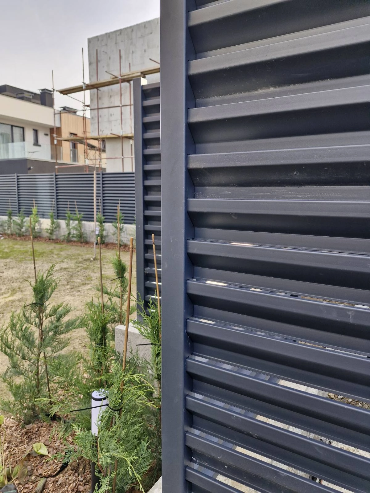 ВИЖ ЦЕНИ ЗА ОГРАДА  С МЕТАЛНИ ЛАМЕЛИ ТИП ЩОРА