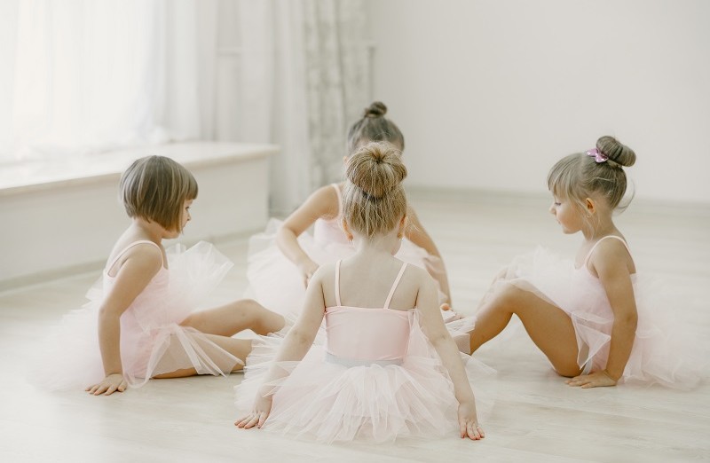 01080052272-cute-little-ballerinas-pink-ballet-costume-children-pointe-shoes-is-dancing-room.jpg