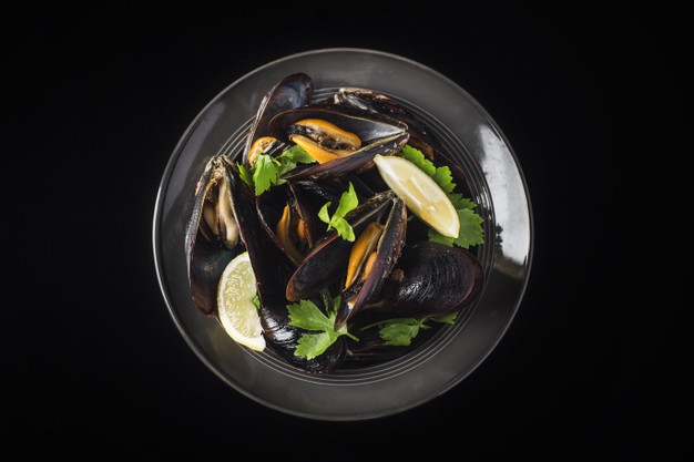 Задушени миди с бяло вино 88-mussels-wine-with-parsley-lemon-seafood1205-8972.jpg